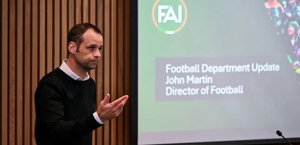 Director de fútbol presentando actualización en conferencia