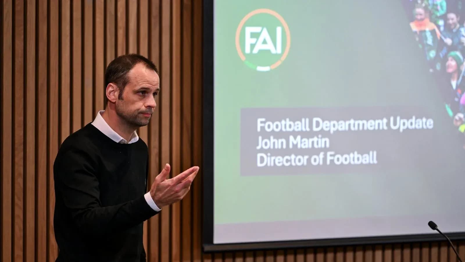 Director de fútbol presentando actualización en conferencia
