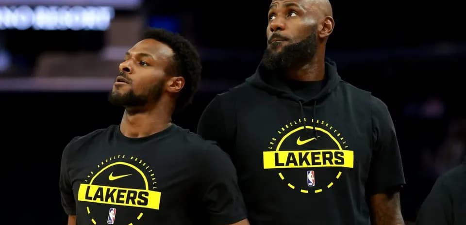 Jugadores de los Lakers en la cancha antes del juego