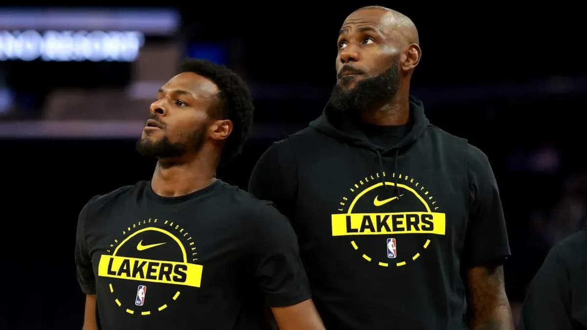 Jugadores de los Lakers en la cancha antes del juego