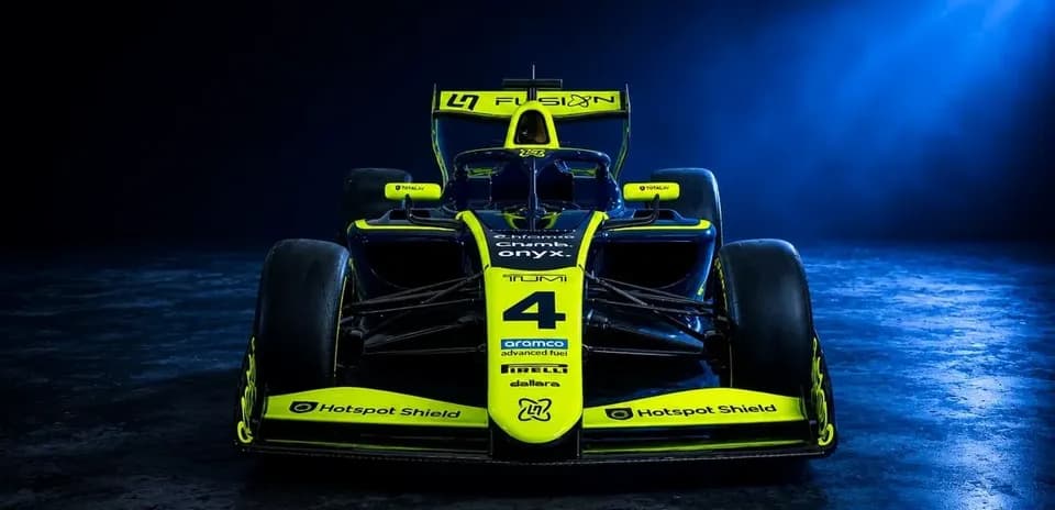 Coche de Fórmula 1 con diseño amarillo y negro