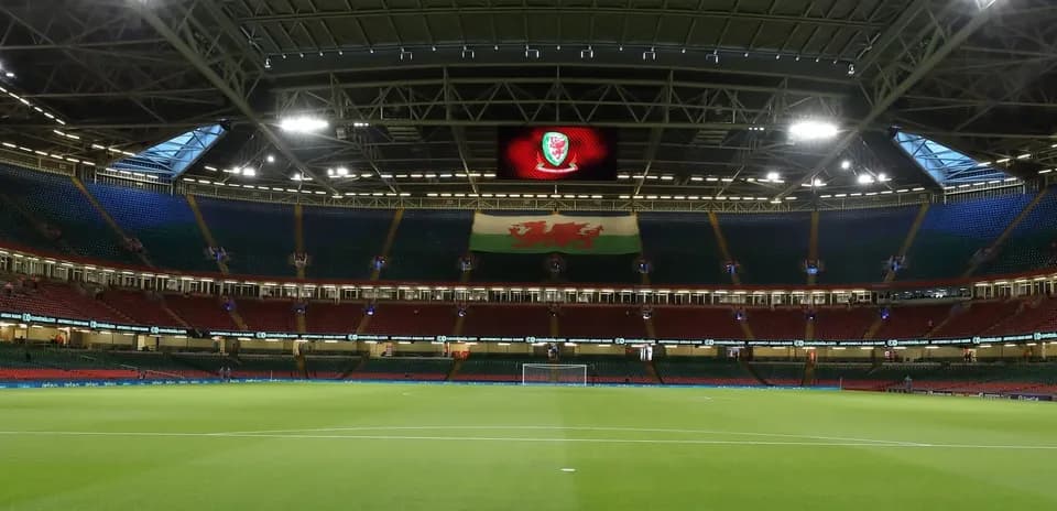 Vista del estadio con bandera de Gales en el fondo