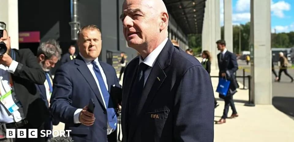 Gianni Infantino hablando con reporteros en evento