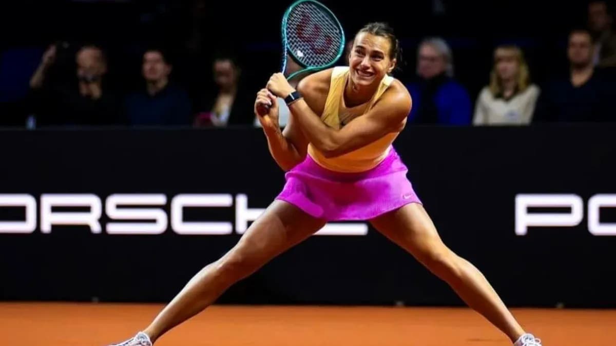 Jugadora de tenis golpeando la pelota en la cancha