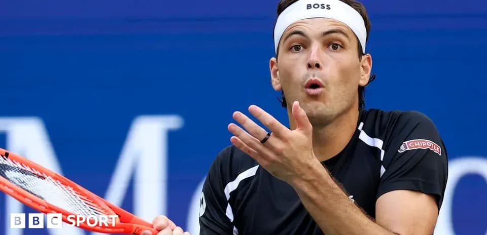 Jugador de tenis haciendo un gesto durante el partido