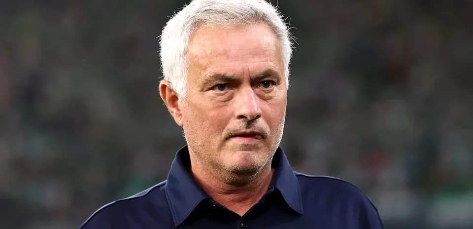 Entrenador en el banquillo durante el partido