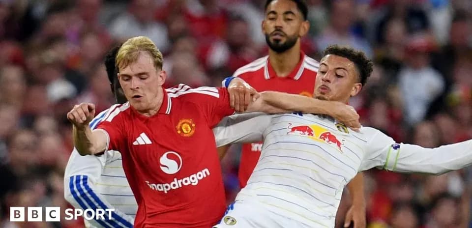 Jugadores de Manchester United y Leeds en acción