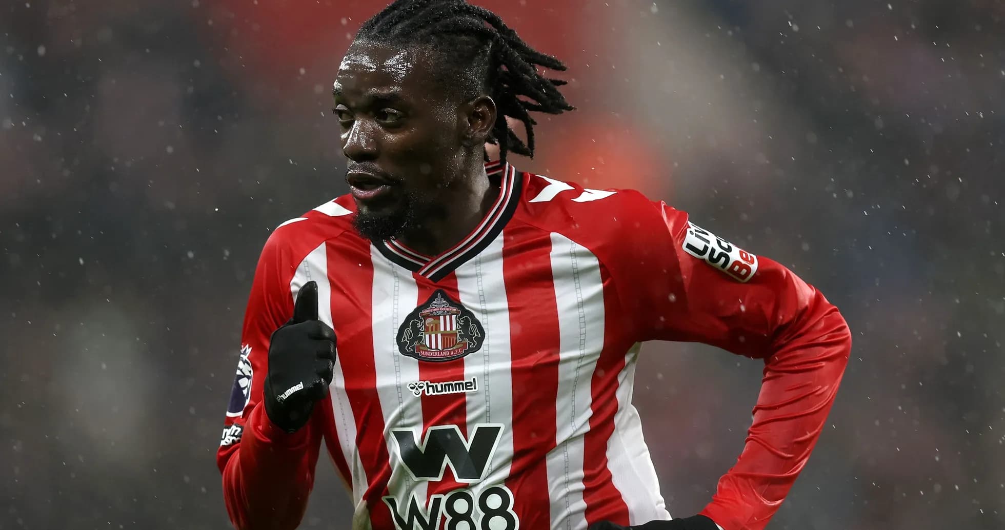 Jugador de Sunderland corriendo bajo la lluvia