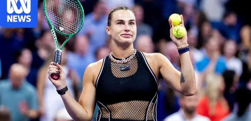 Jugadora sosteniendo dos pelotas de tenis en la cancha