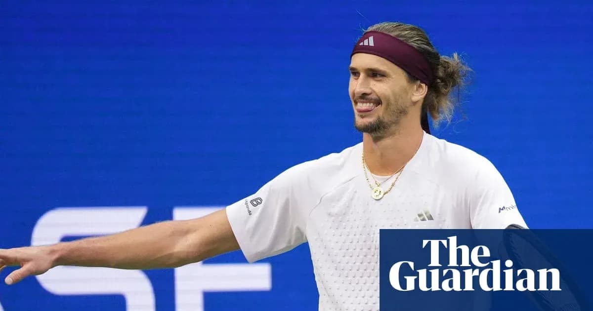 Jugador de tenis sonriendo en la cancha