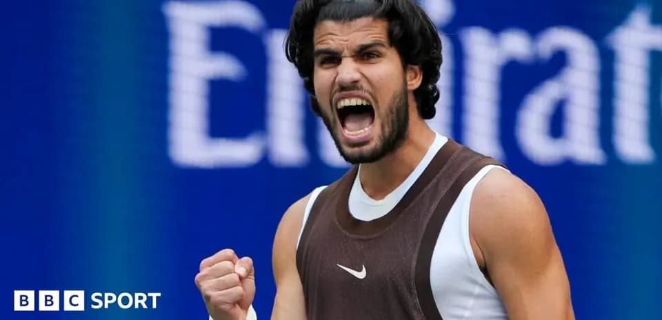 Jugador de tenis celebrando con el puño en alto
