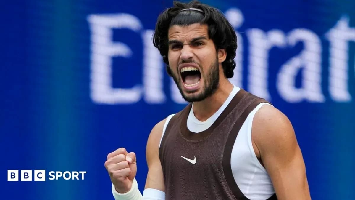 Jugador de tenis celebrando con el puño en alto