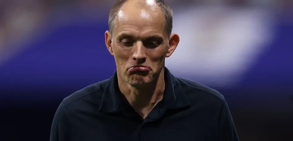 Entrenador con expresión seria durante partido