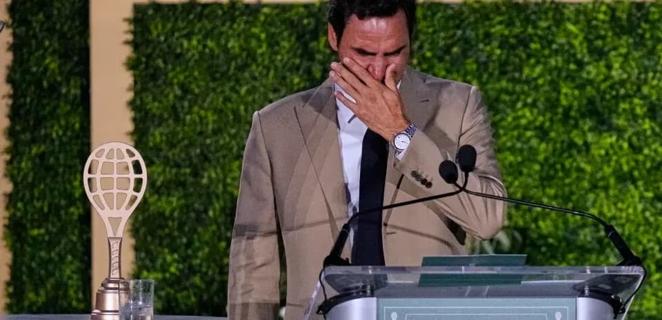 Roger Federer en discurso emotivo con trofeo