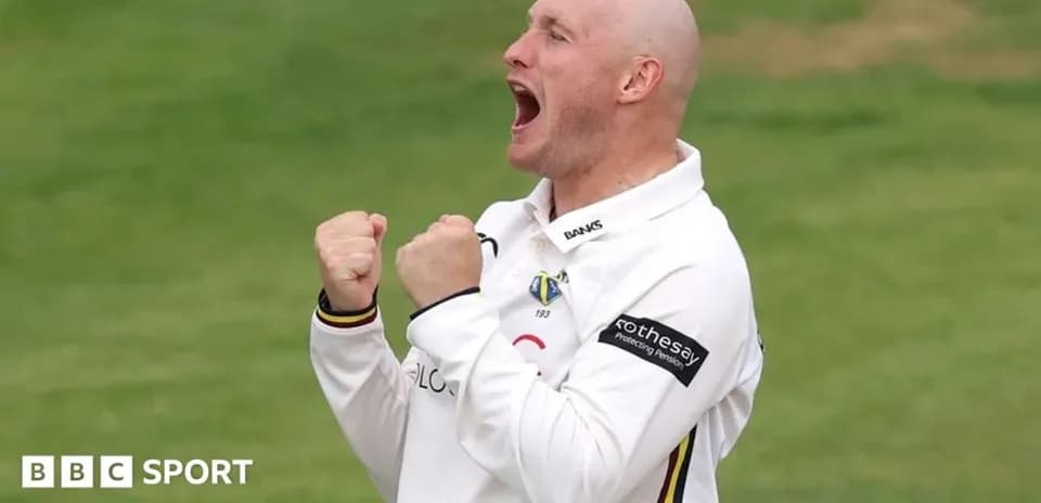 Jugador de cricket celebrando un wicket en el campo