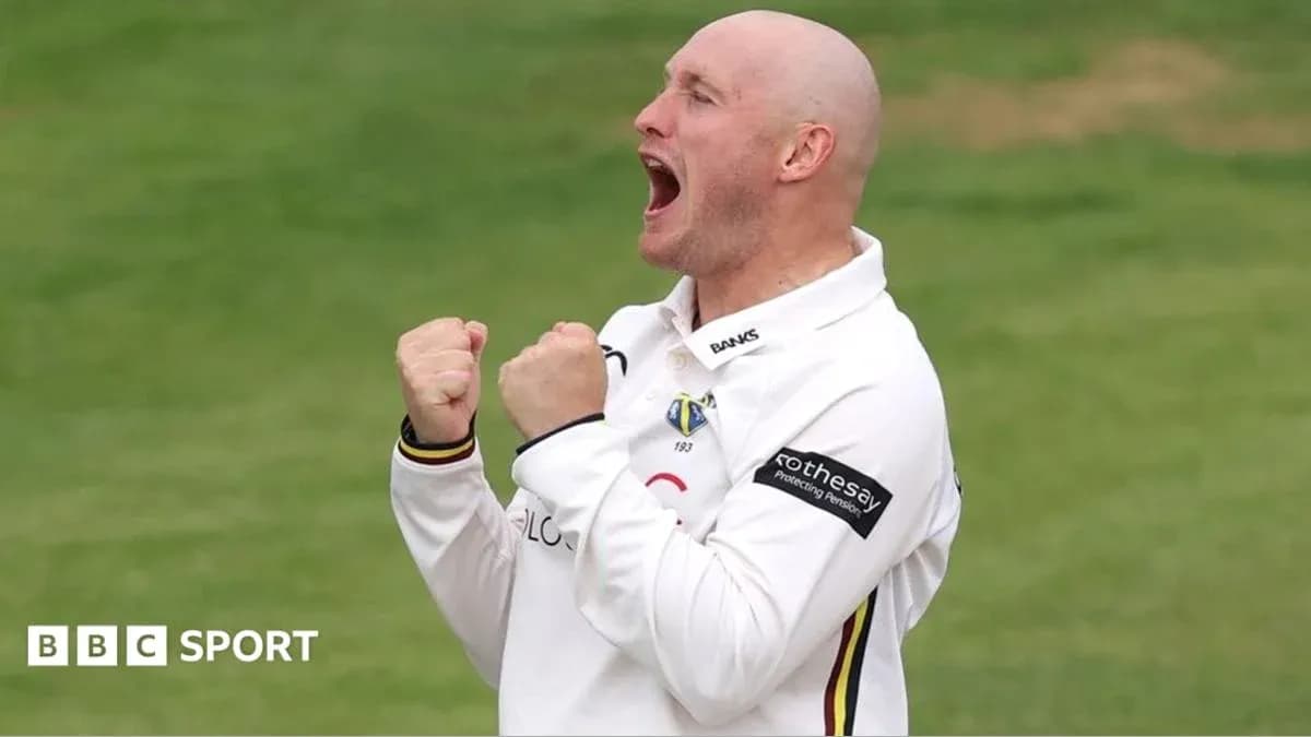 Jugador de cricket celebrando un wicket en el campo