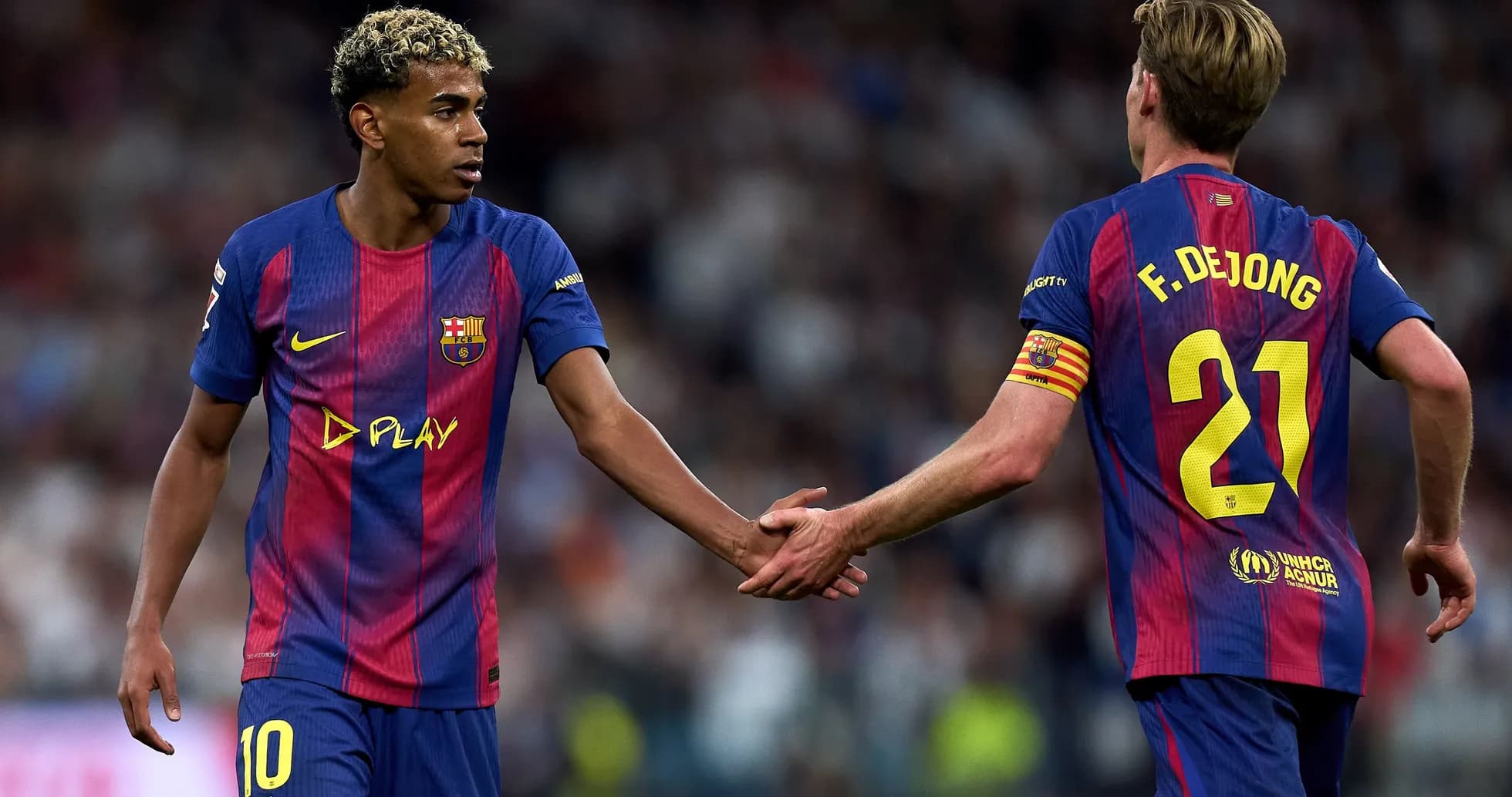Jugadores de Barcelona se dan la mano en el campo