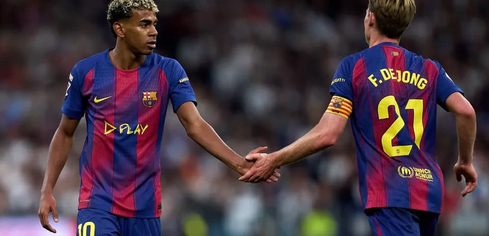 Jugadores de Barcelona se dan la mano en el campo