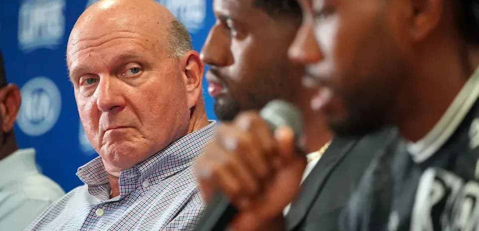 Steve Ballmer escuchando durante una conferencia de prensa