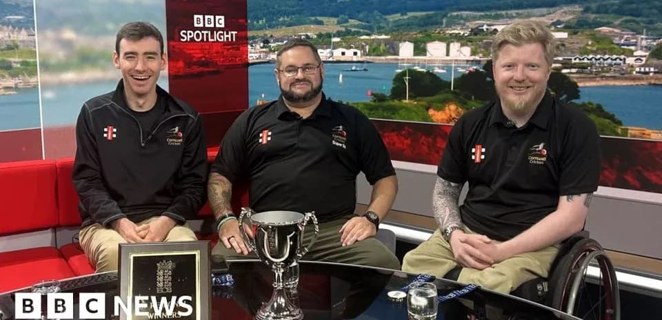 Tres miembros del equipo de críquet en estudio