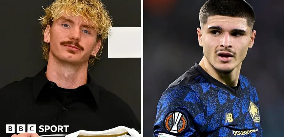 Dos jugadores posando para fotos en eventos diferentes
