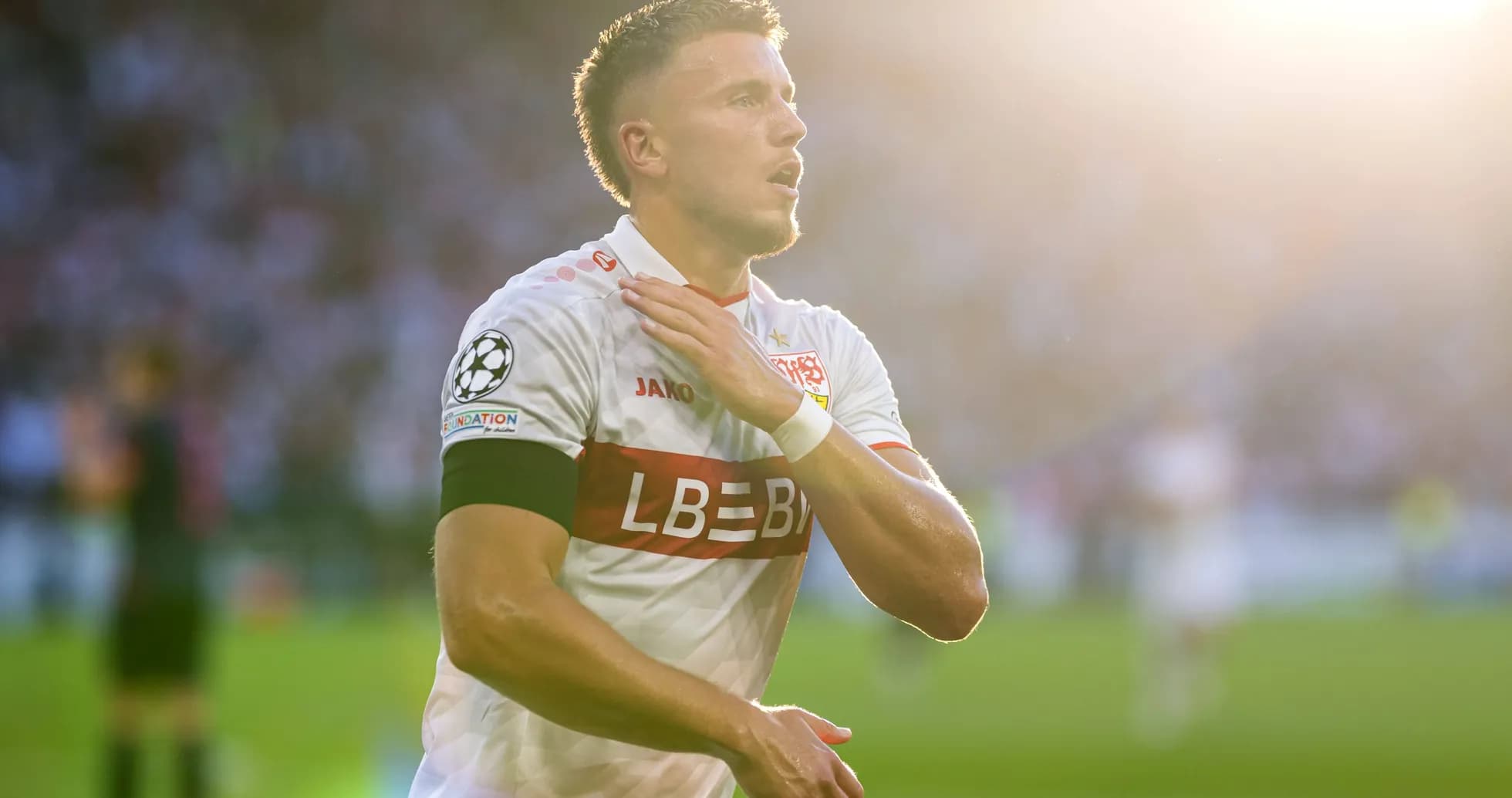 Jugador celebrando en el campo de fútbol