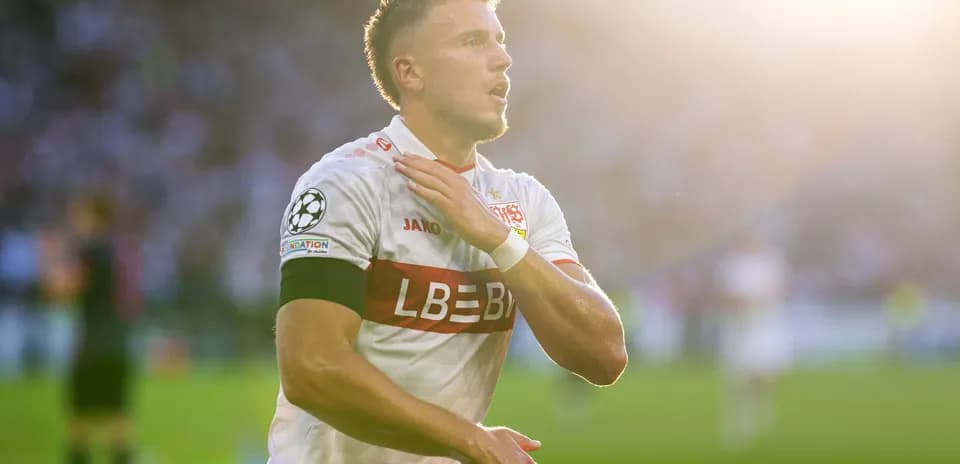 Jugador celebrando en el campo de fútbol