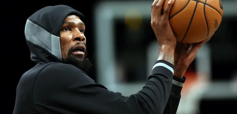 Jugador lanzando el balón en entrenamiento de baloncesto