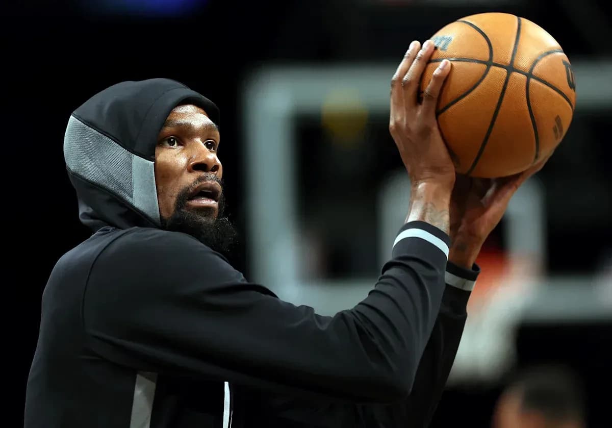 Jugador lanzando el balón en entrenamiento de baloncesto