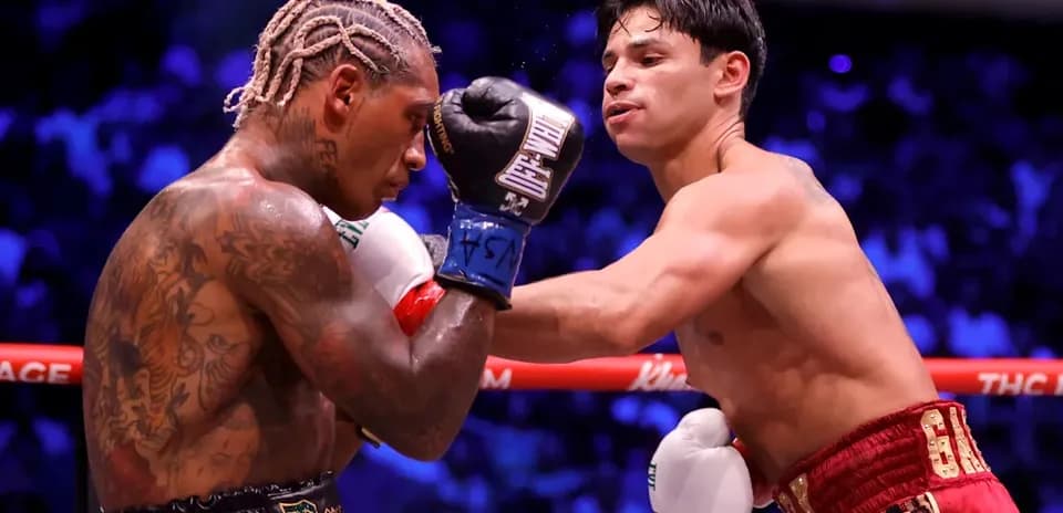 Boxeadores intercambiando golpes en el ring