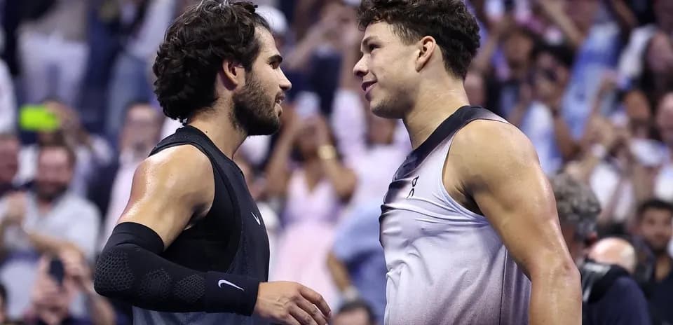 Jugadores saludándose tras partido de tenis