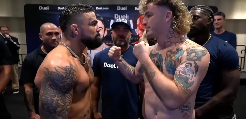 Dos luchadores en cara a cara durante pesaje