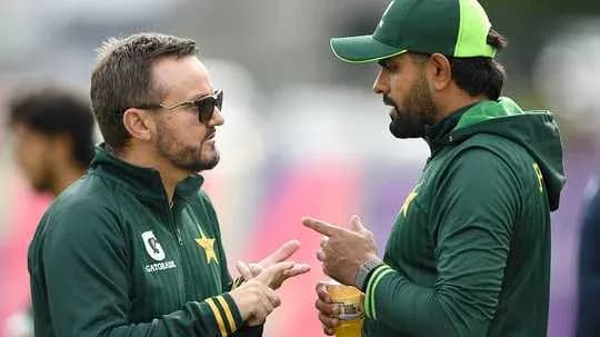 Entrenador y jugador de Pakistán conversando en el campo