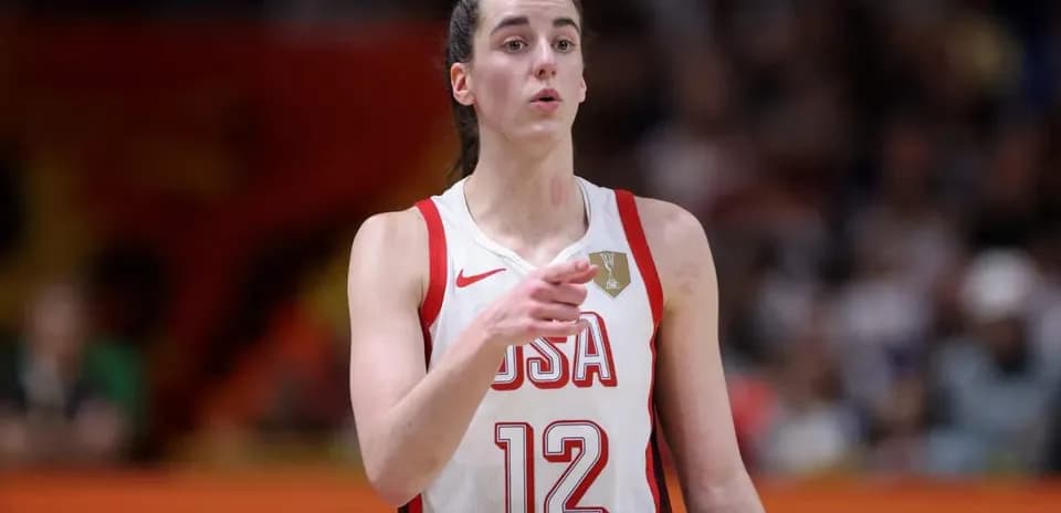 Jugadora de baloncesto USA señalando durante el juego