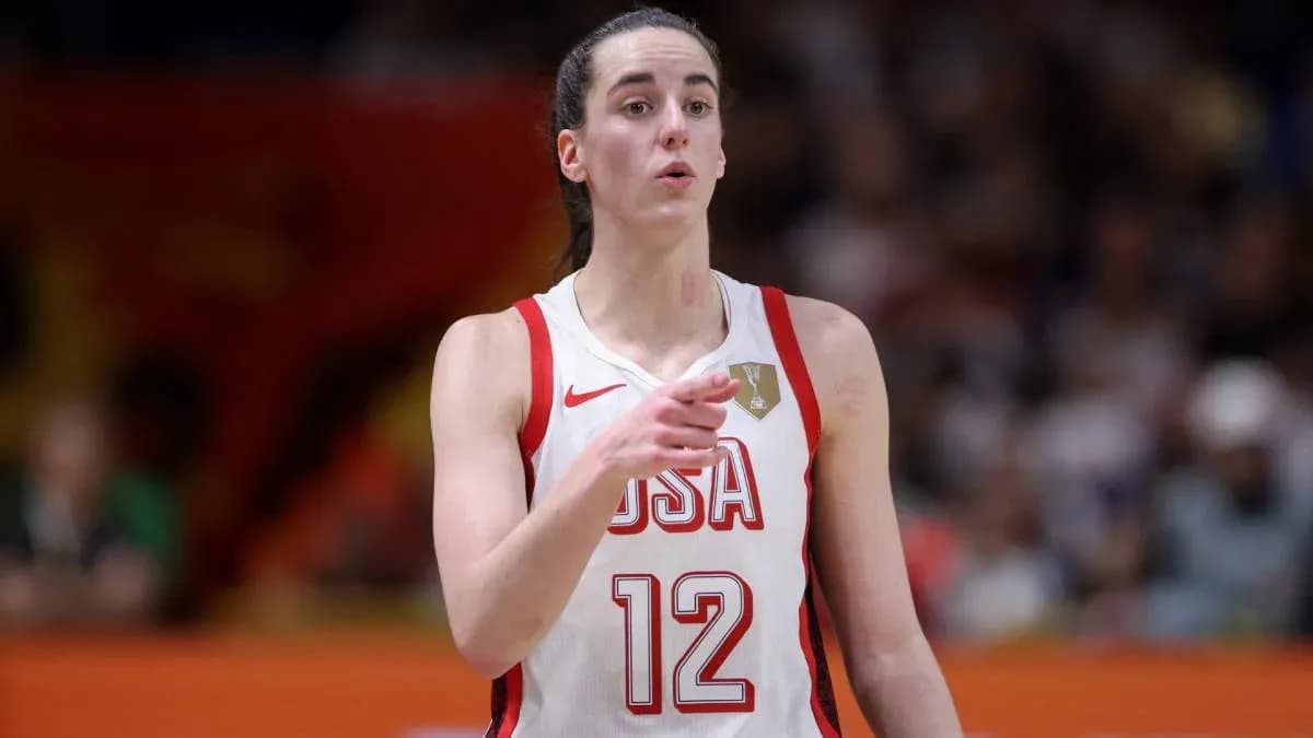 Jugadora de baloncesto USA señalando durante el juego