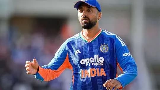 Jugador de cricket de India en acción en el campo