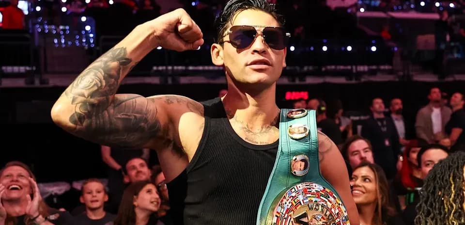 Boxeador mostrando su cinturón WBC en evento