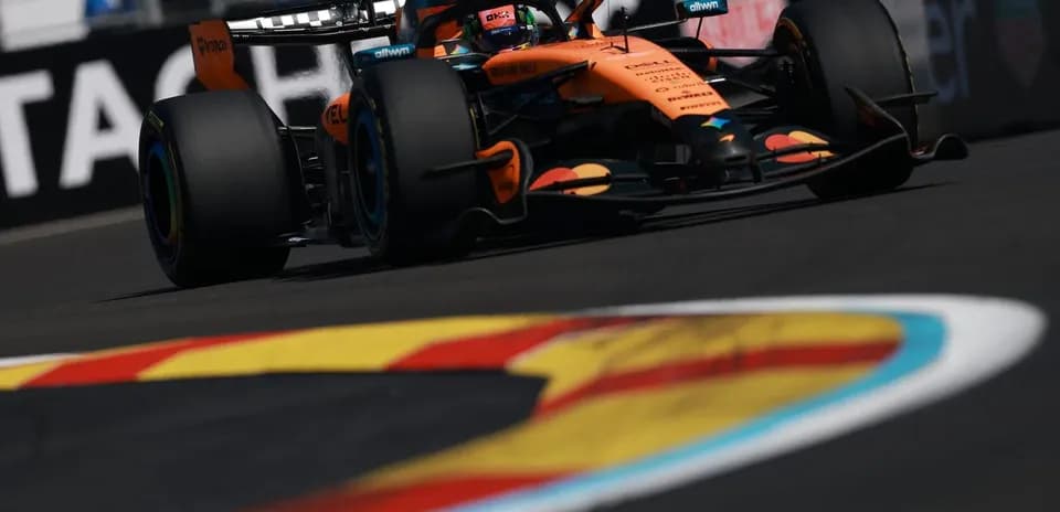 Coche de Fórmula 1 en la pista de carrera