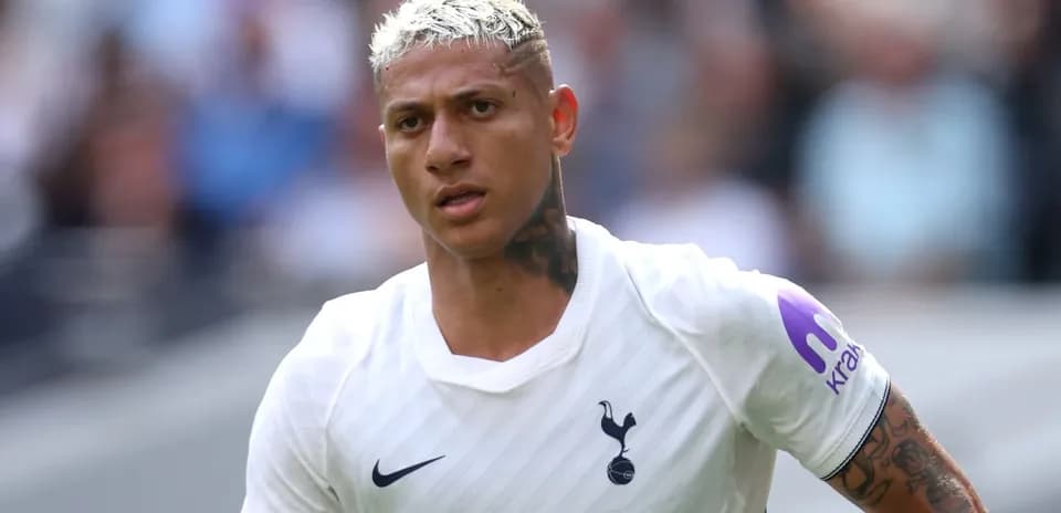 Jugador de Tottenham corriendo en el campo
