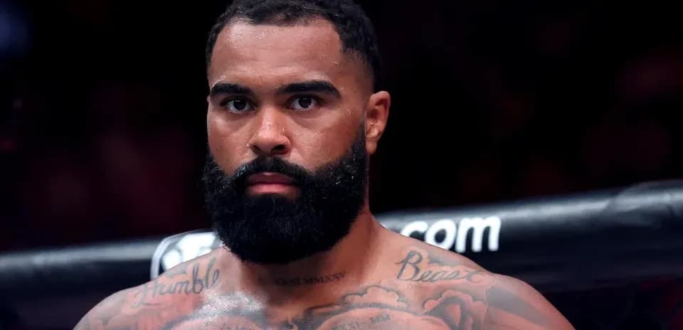 Luchador con barba en el ring de combate