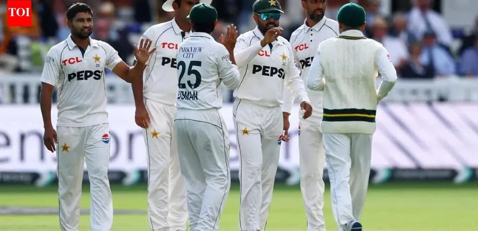 Jugadores de Pakistán celebrando un wicket en el partido