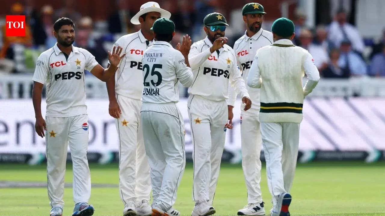 Jugadores de Pakistán celebrando un wicket en el partido