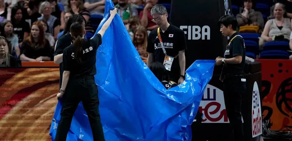 Equipo preparando una lona azul en el partido