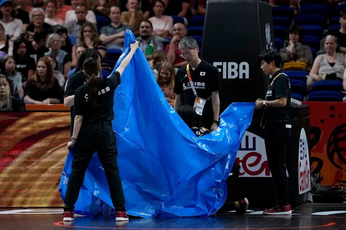 Equipo preparando una lona azul en el partido