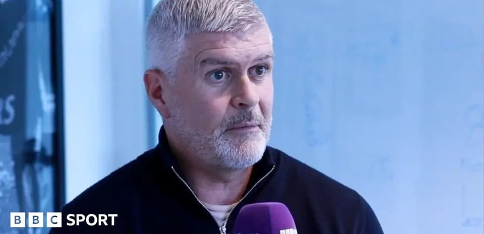Hombre hablando en un estudio de televisión