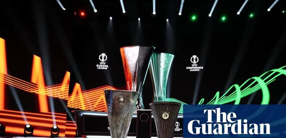 Trofeos de UEFA Europa League y Conference League en escenario