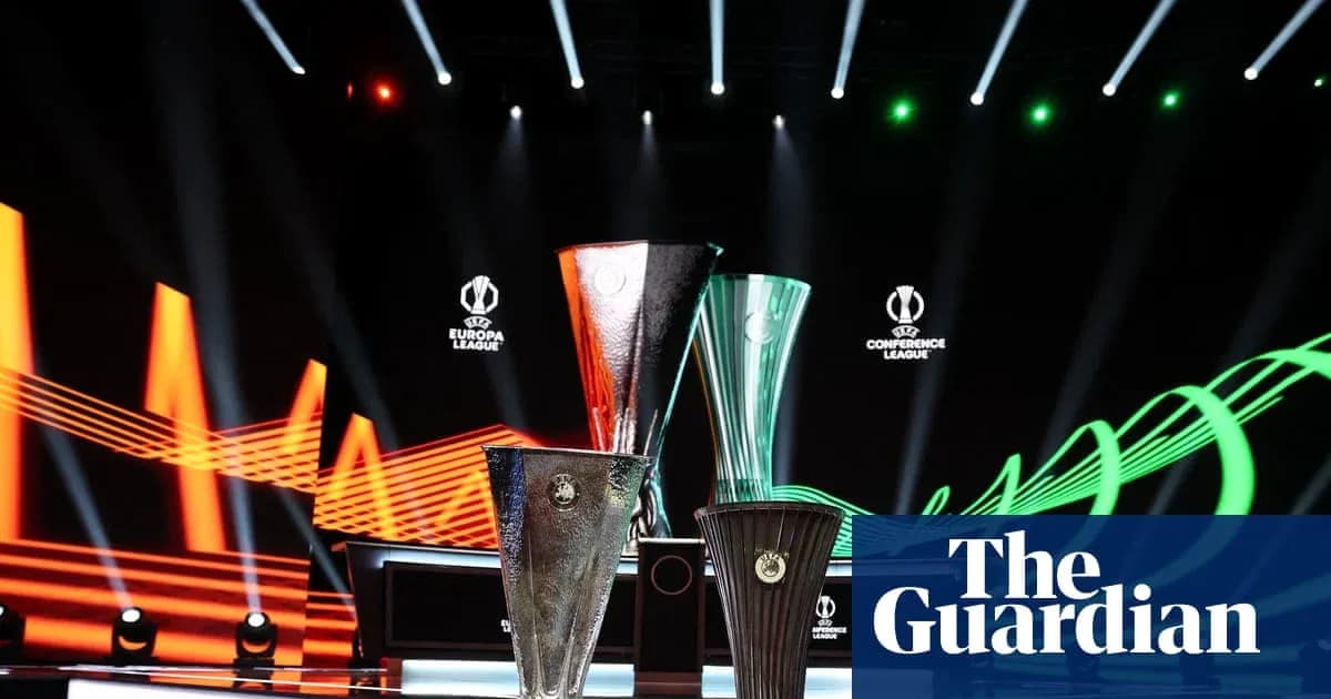 Trofeos de UEFA Europa League y Conference League en escenario