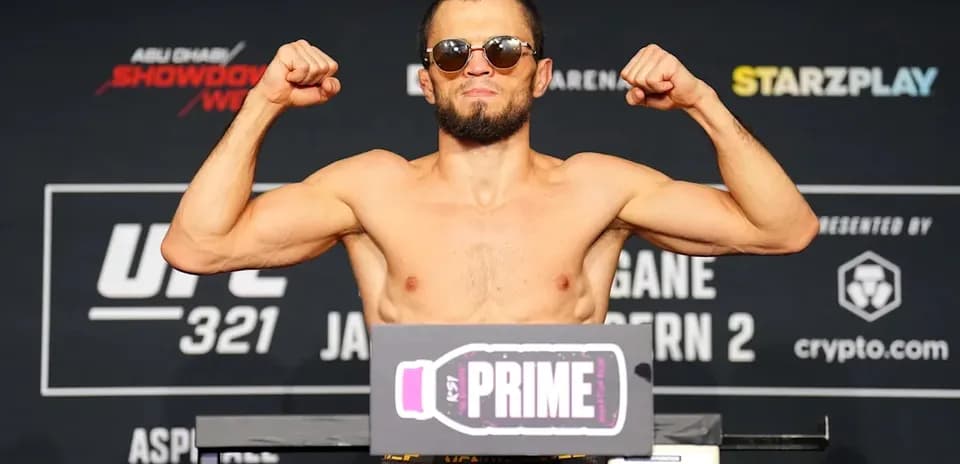 Luchador pesando en evento UFC 321