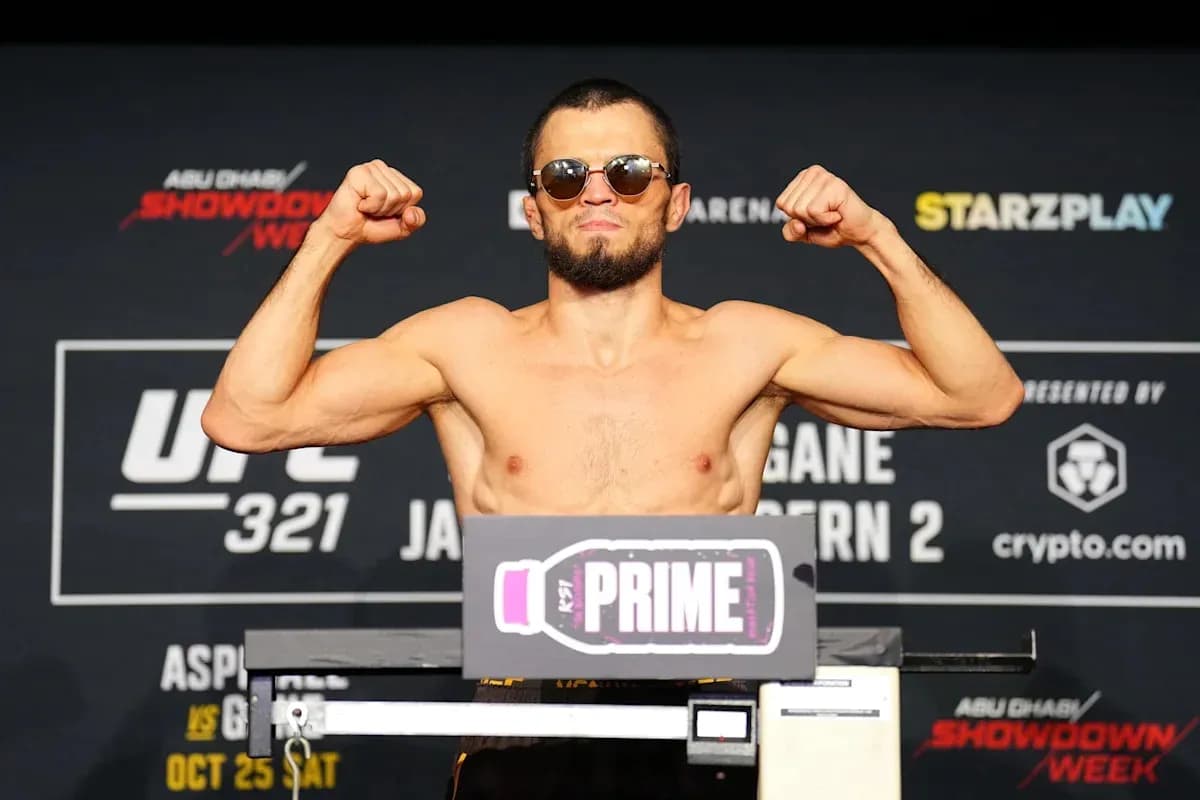 Luchador pesando en evento UFC 321