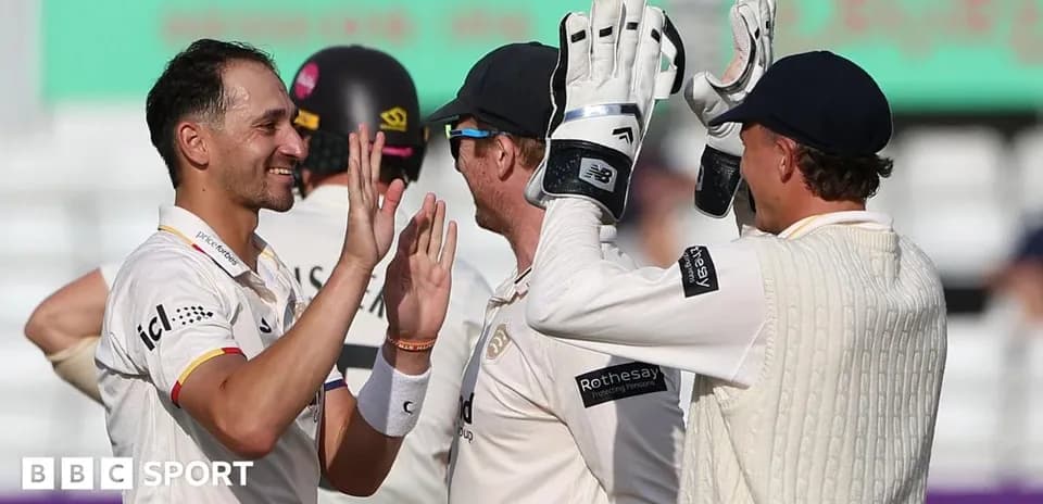 Jugadores celebrando una wicket en el cricket